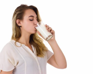 Güzel genç kız, süt, beyaz arka plan