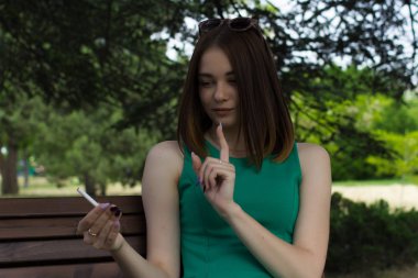 Genç Sevimli Kadın, sigara durdurmak