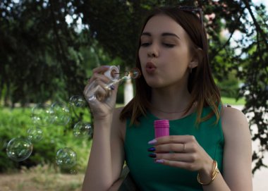 Genç güzel kız kabarcıklar, açık darbeler