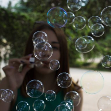 Genç güzel kız kabarcıklar, açık darbeler