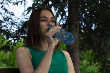 Genç kız içecekler tatlı su, açık güzel