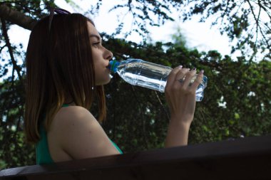 Genç kız içecekler tatlı su, açık güzel
