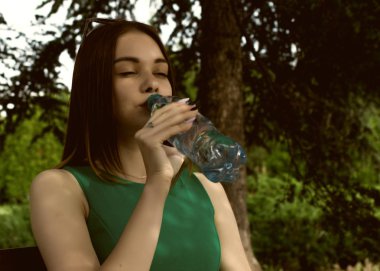 Genç kız içecekler tatlı su, açık güzel