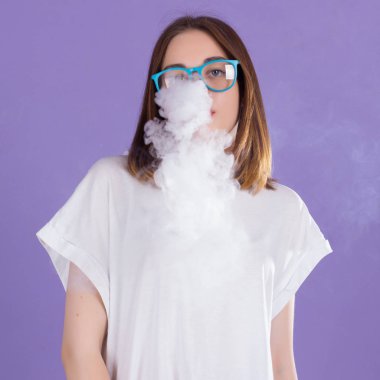 Elektronik sigara ile genç güzel kız