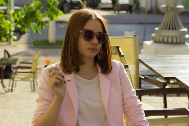 Genç güzel kadın, lolipop, açık