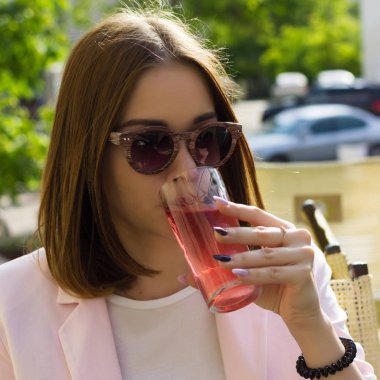 Genç güzel kız içecekler soğuk bir içecek, açık