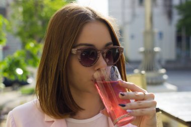 Genç güzel kız içecekler soğuk bir içecek, açık