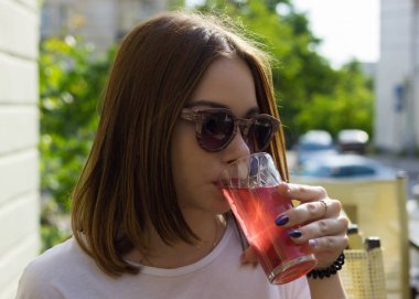 Genç güzel kız içecekler soğuk bir içecek, açık