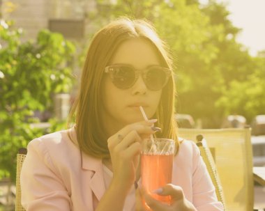 Genç güzel kız içecekler soğuk bir içecek, açık