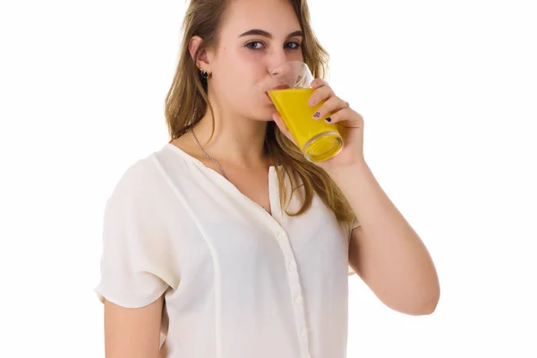 Junges hübsches Mädchen, Orangensaft, weißer Hintergrund — Stockfoto