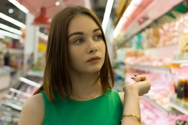 Jovem menina bonita em um shopping, foo — Fotografia de Stock