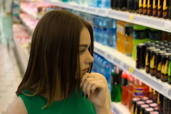 Genç güzel kız bir alışveriş, foo