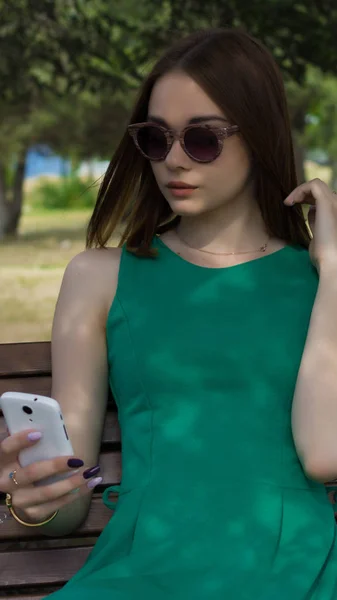 Młoda Ładna dziewczyna, smartphone, na wolnym powietrzu — Zdjęcie stockowe