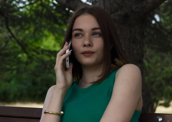 Young pretty girl, smartphone, outdoor — Stock Photo, Image