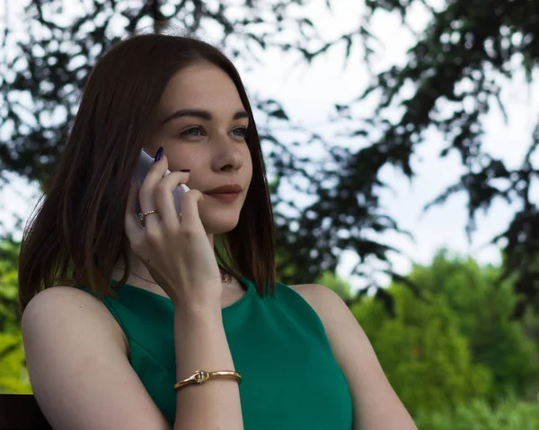 Joven chica bonita, teléfono inteligente, al aire libre — Foto de Stock