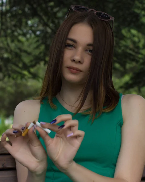 Jovem mulher bonita, parar de fumar — Fotografia de Stock
