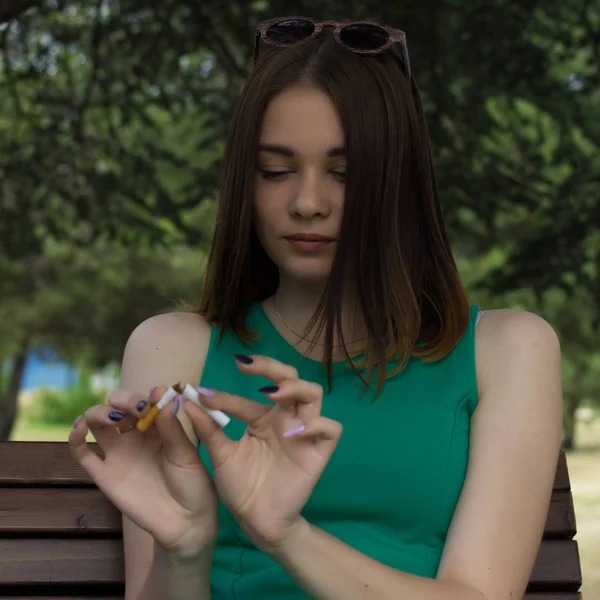 Young cute woman, stop smoking — Stock Photo, Image