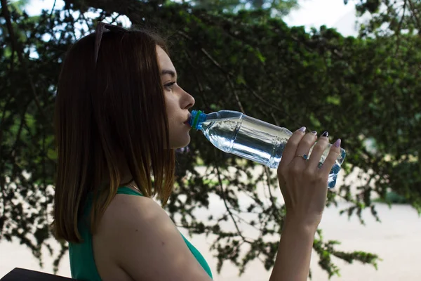 Young pretty girl drinks fresh water, outdoor — Stock Photo, Image