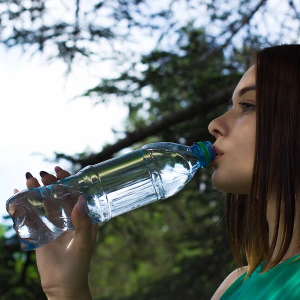 Young pretty girl drinks fresh water, outdoor — Stock Photo, Image