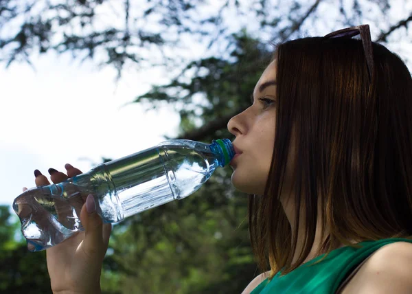 Young pretty girl drinks fresh water, outdoor — Stock Photo, Image