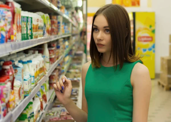 Genç güzel kız bir alışveriş merkezi, yiyecek ve içecekler