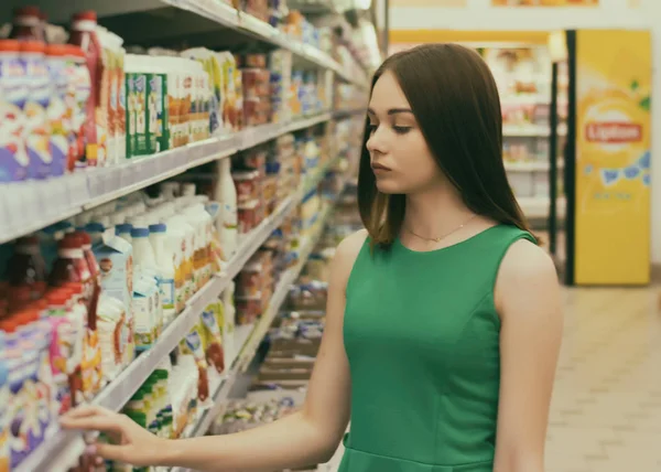 Genç güzel kız bir alışveriş merkezi, yiyecek ve içecekler