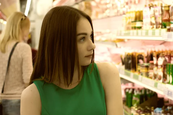 Jovem menina bonita em um shopping, comida e bebidas — Fotografia de Stock