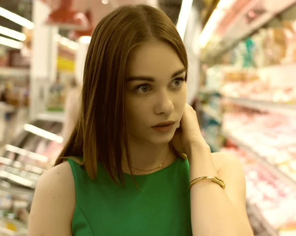 Joven chica bonita en un centro comercial, comida y bebidas — Foto de Stock
