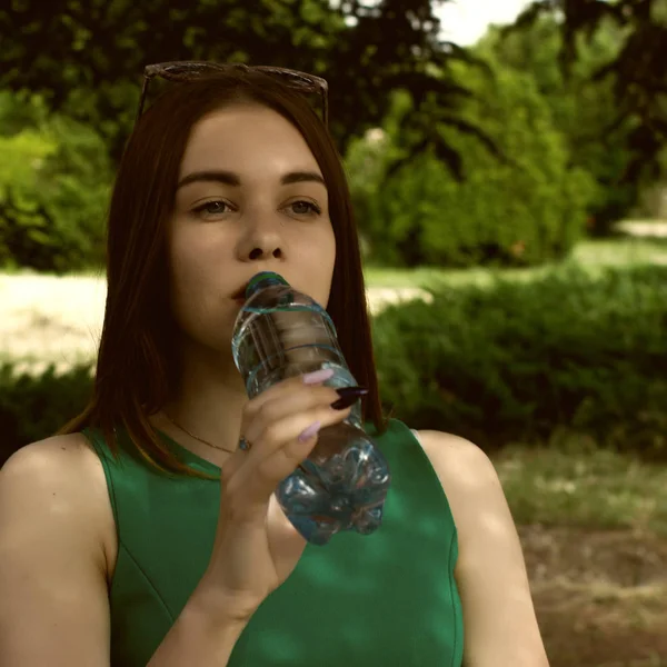 Joven chica bonita bebe agua dulce, al aire libre — Foto de Stock