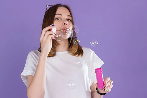 Genç sevimli kız kabarcıklar, güzel kadın darbeler.