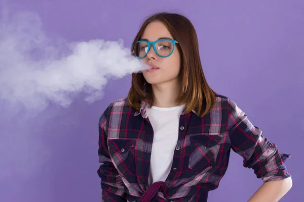 Elektronik sigara ile genç güzel kız