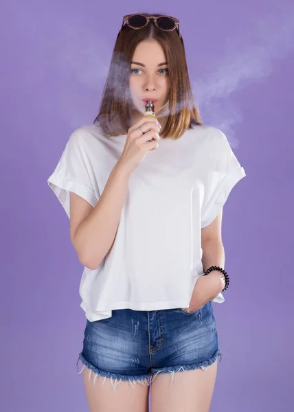 Jeune jolie fille avec cigarette électronique — Photo