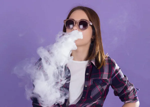 Młoda Ładna dziewczyna z elektroniczny papieros — Zdjęcie stockowe