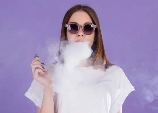 Elektronik sigara ile genç güzel kız
