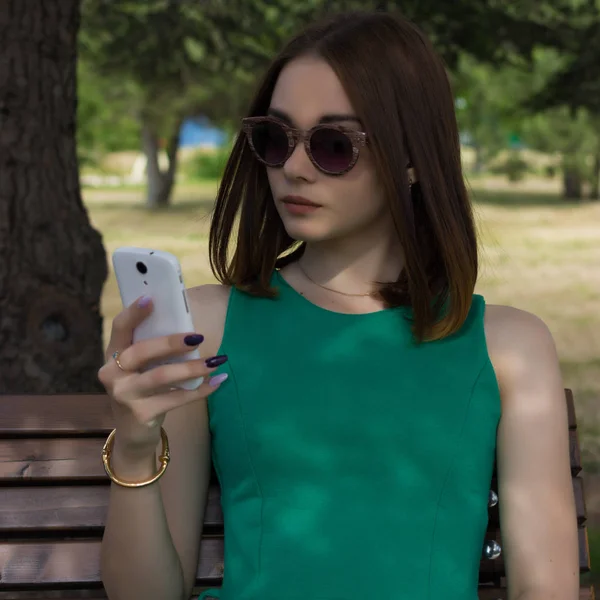 Młoda Ładna dziewczyna, smartphone, na wolnym powietrzu Obraz Stockowy