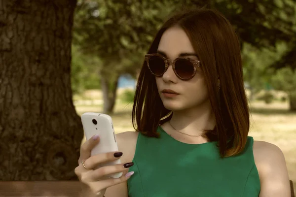 Młoda Ładna dziewczyna, smartphone, na wolnym powietrzu Obrazek Stockowy