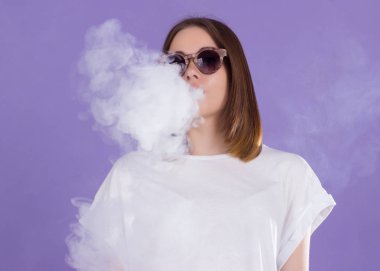 Elektronik sigara ile genç güzel kız