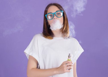 Elektronik sigara ile genç güzel kız