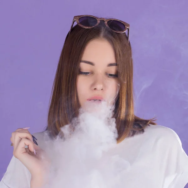Elektronik sigara ile genç güzel kız