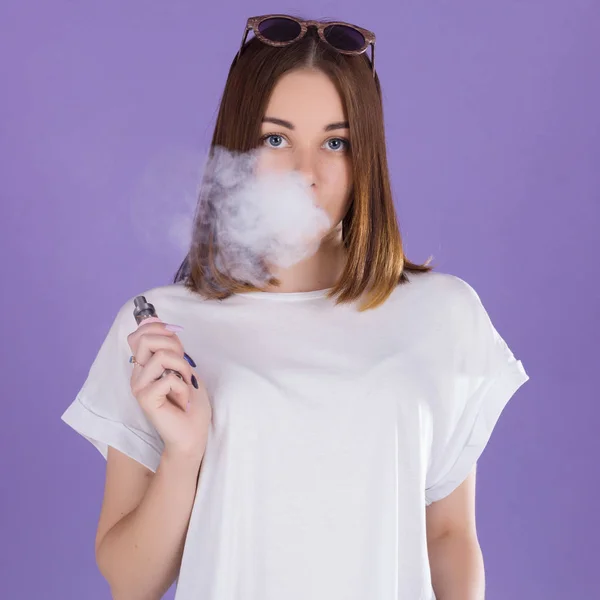 Jeune jolie fille avec cigarette électronique — Photo