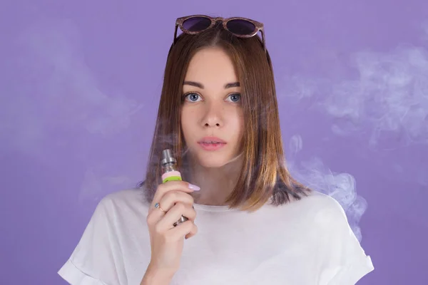 Jeune jolie fille avec cigarette électronique — Photo