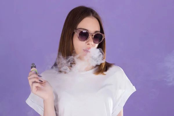 Menina bonita nova com cigarro eletrônico — Fotografia de Stock