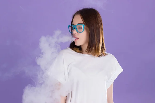 Elektronik sigara ile genç güzel kız