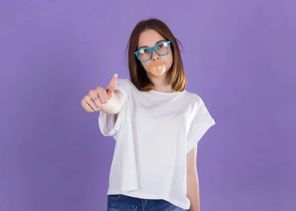 Genç güzel kız bir sakız çiğniyor