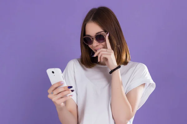 Mutlu genç güzel kız ile smartphone