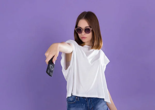 Uzaktan kumanda, sevimli kız olan güzel kadın