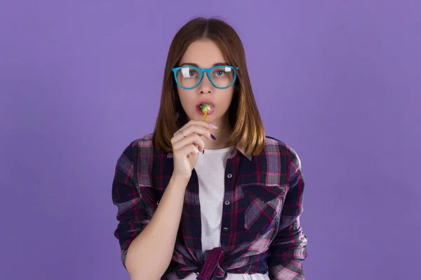 Lolipop, mutlu ve sevimli genç güzel kız