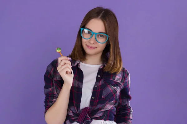 Lolipop, mutlu ve sevimli genç güzel kız