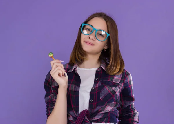 Lolipop, mutlu ve sevimli genç güzel kız