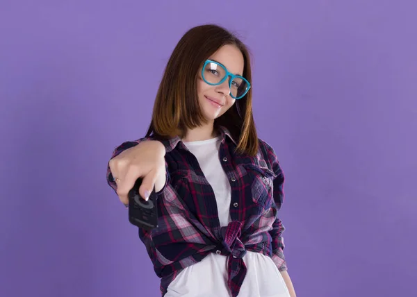 Uzaktan kumanda, sevimli kız olan güzel kadın